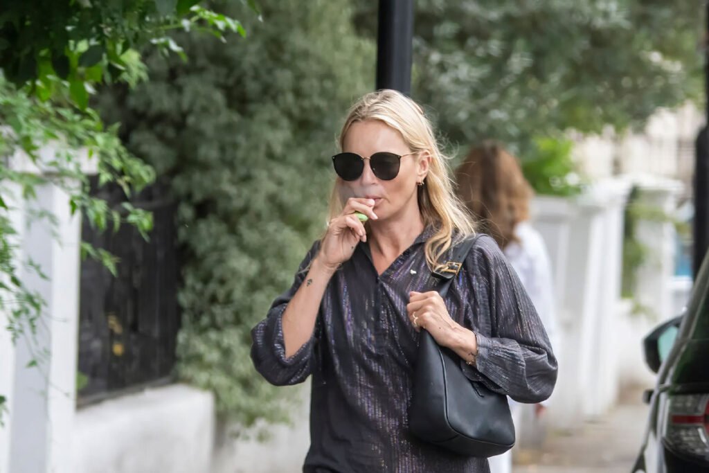 Kate Moss vaping