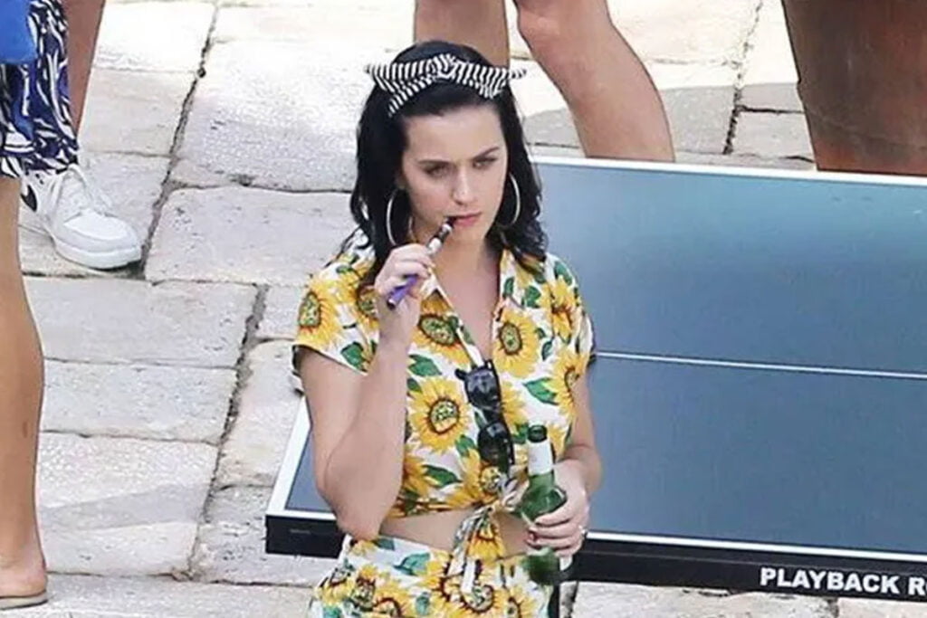 Katy Perry vaping