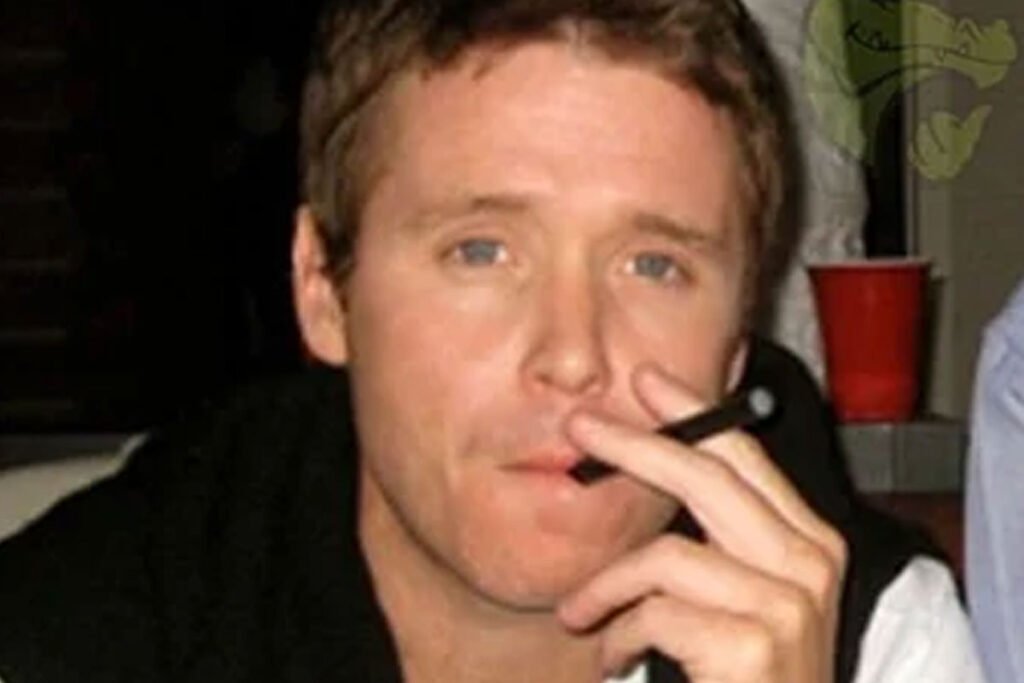 Kevin Connolly vaping