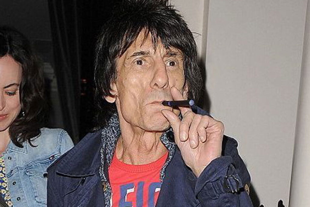 Ronnie Wood vaping