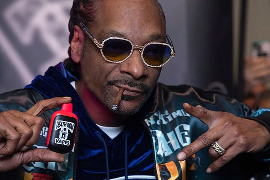 Snoop Dogg vaping