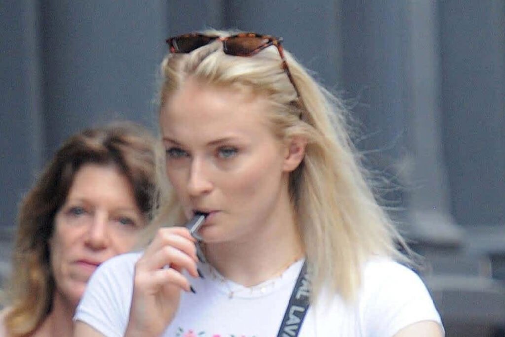 Sophie Turner vaping