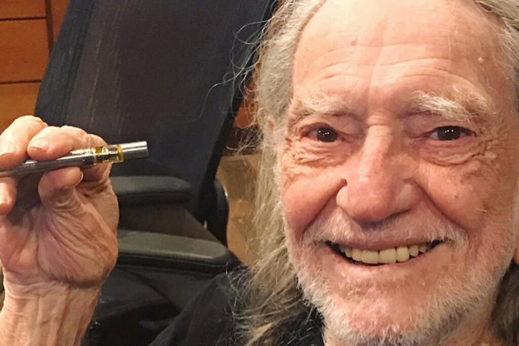 Willie Nelson vaping